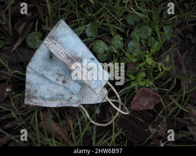 Verworfene covid-Gesichtsmaske. Themen: Abfall, Müll, Verschmutzung, Recycling, Umwelt. Stockfoto