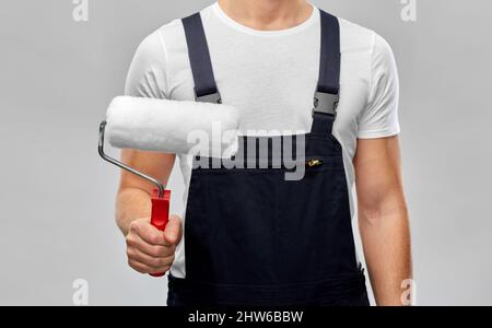 Nahaufnahme des Malers oder Baumeisters mit der Farbwalze Stockfoto