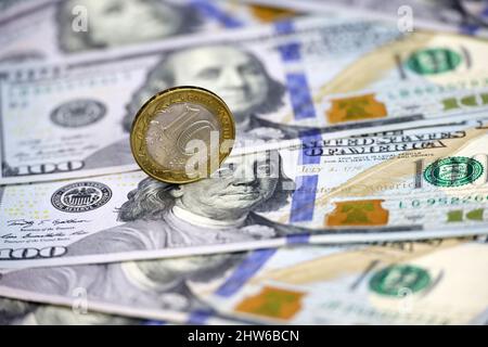 Russische Rubel-Münze auf dem Hintergrund von US-Dollar. Konzept von Wechselkurs, Sanktionen, fallendem Rubel Stockfoto