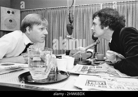 BBC Radio One Proben vor der offiziellen Veröffentlichung, Studioszenen, Broadcasting House, London, 28.. September 1967. Am Freitag, den 30. September 1967, um 7:00 Uhr wurde Radio One gestartet. Der erste Discjockey, der auf dem neuen Sender ausgestrahlt wurde, war Tony Blackburn, und die erste Platte, die gespielt wurde, war „Flowers in The Rain“ von The Move. Im Bild DJ Kenny Everett im Studio. Rechts in diesem Rahmen abgebildet. Bild aufgenommen am 28.. September 1967 Stockfoto