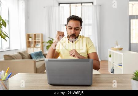 indischer Mann mit Laptop, der im Heimbüro arbeitet Stockfoto