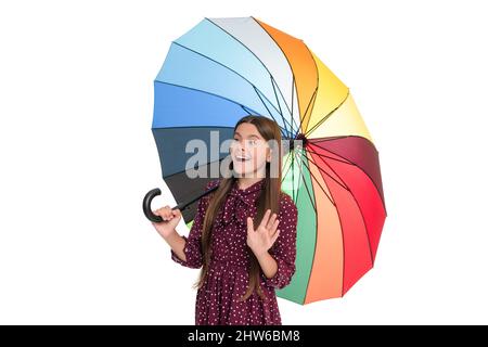 Stauned Kind halten bunten Regenschutz Sonnenschirm isoliert auf weißem Hintergrund wavig hallo, fallen Stockfoto