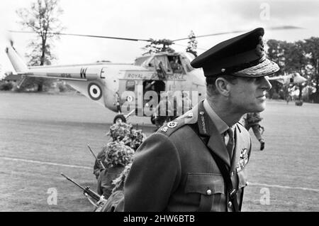 Prinz Philip, Herzog von Edinburgh, besucht das Infantry Junior Leaders Bataillon im Park Hall Camp, Oswestry, Shropshire. Im getarnten Kampfkleid und im Camp machen die Jungen Soldaten eine luftgestützte Kavallerieübung auf dem Cricket-Feld. In sechsköpfigen Trupps laufen sie zu RAF Wirbelwind-Hubschraubern und werden abgedreht. Ein schneller Flug um das Lager und die Hubschrauber sind wieder über dem Cricket-Feld. Die Jungen, alle zwischen 15 und 17 Jahren, steigen mit Seilen aus, als die Maschinen über 20ft über dem Boden. 26. Mai 1967. Stockfoto