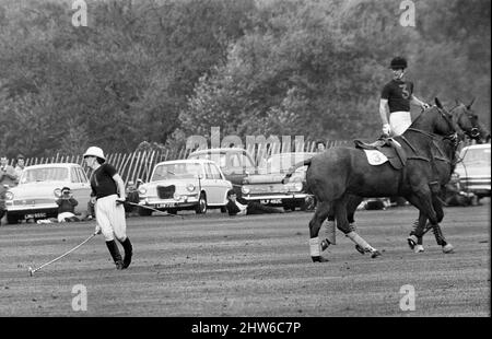 Combermere Cup Final Polo Spiel in Windsor gespielt.Windsor Park besiegte Lowood mit 6 Toren zu 4, um die Trophäe mit Hilfe von Prinz Charles und seinem Vater Prinz Philip zu gewinnen, die beide wichtige Tore während des Spiels erzielten. Prinz Charles abgebildet, nachdem er von seinem Pferd kam, beobachtet von seinem Vater. 30.. April 1967. Stockfoto