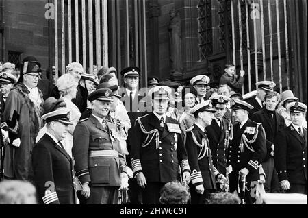 Gottesdienst in der Kathedrale von Liverpool zum 25.. Jahrestag der Atlantikschlacht. Der Admiral der Flotte, Earl Mountbatten, grüßt auf den Stufen der anglikanischen Kathedrale. Das Hauptquartier der Schlacht am Atlantik befand sich während des Zweiten Weltkriegs in Liverpool. 5. Mai 1968. Stockfoto