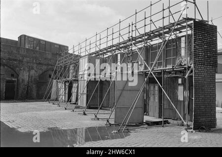 Coronation Street-Set. Eine neue Straßeneinstellung für die Coronation Street. Granada T.V hat ein Außenset für einige der Szenen für zukünftige Coronation Street Episoden gebaut. Bild aufgenommen am 15.. Mai 1968 Stockfoto