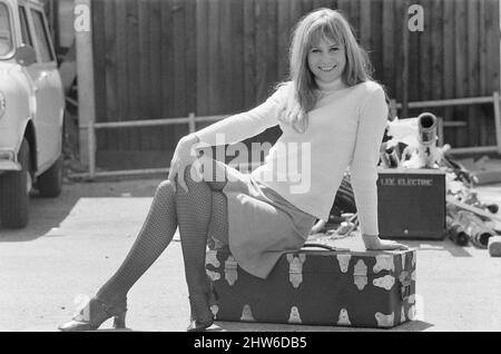 Schauspielerin Susan George, abgebildet auf dem Film, der während einer Drehpause in der Tooting High Street, London, gedreht wurde. Sie dreht in einem Pub namens The Castle. Susan George ist in diesen Bildern 17 Jahre alt und wird bald in dem 1969 erschienenen Film „All Neat in Black Strümpfe“, das am 14.. Mai 1968 aufgenommen wurde, erscheinen Stockfoto