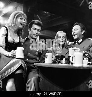 Dreharbeiten zu 'Where Eagles Dare' in den MGN Studios in Borehamwood, Hertfordshire.Schauspieler Clint Eastwood und Richard Burton in deutschen Uniformen, flankiert von den Schauspielerinnen Mary Ure und Ingrid Pitt. 16.. Februar 1968. Stockfoto