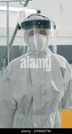 Nahaufnahme des Gefahrenzeichens in der Quarantänezone des Coronavirus. Symbol auf dem Glas für den Ausbruch eines infektiösen Virus in der Krankenhausabteilung, Sanitäter, die versuchen, den Patienten aus Sicherheitsgründen zu heilen. Stockfoto