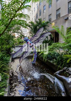 New York City, USA - 25. August 2008: Rockefeller Center: Brunnen und Skulptur in den Channel Gardens. Stockfoto