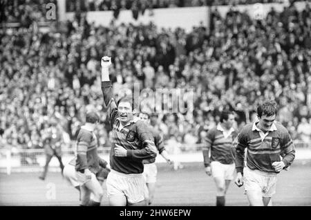 Leeds 11-10 Wakefield Trinity, Rugby League Challenge Cup Finalspiel im Wembley Stadium, London, Samstag, 11.. Mai 1968. Unser Bild Zeigt ... Spieler aus Leeds feiern am Ende des Spiels. Stockfoto