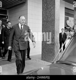 The Aberfan Tribunal, Cardiff, , South Wales, 20.. April 1967 Lord Robens spricht heute in Cardiff mit der Presse die Aberfan-Katastrophe war ein katastrophaler Zusammenbruch einer kollidierenden Beute im walisischen Dorf Aberfan, in der Nähe von Merthyr Tydfil. Er wurde durch eine Ansammlung von Wasser im angesammelten Fels und Schiefer verursacht, die plötzlich in Form von Schlamm bergab zu rutschen begann und am 21.. Oktober 1966 die Pantglas Junior School darunter verschlang und 116 Kinder und 28 Erwachsene tötete. Das ursprüngliche Schulgelände ist heute ein Gedenkgarten. Bild aufgenommen am 20.. April 1967 Stockfoto