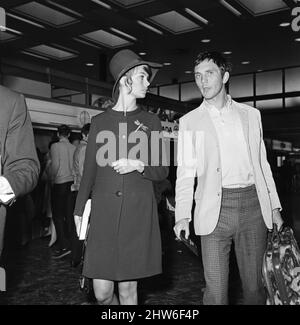 Topmodel Jean Shrimpton war wieder unterwegs, als sie vom Flughafen Heathrow nach New York flog. Jean trug einen marineblauen Anzug und einen großen Hut. 3.. Juni 1967. Stockfoto