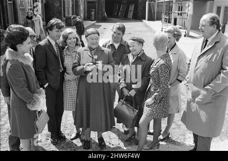 Eine neue Straßeneinstellung für die „Coronation Street“. Granada TV hat ein Outdoor-Set für einige der Szenen gebaut. Im Bild sehen Sie die Darsteller Emily Nugent (Eileen Derbyshire), Ken Barlow (William Roache), Valerie Barlow (Anne Reid), Ena Sharples (Violet Carson), Len Fairclough (Peter Adamson), Jenny Sutton (Mitzi Rogers), Margaret Clegg (Irene Sutclife) und Leslie Clegg (John Sharpe). 18. Mai 1968. Stockfoto