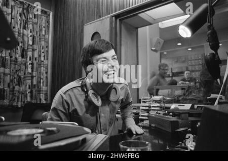 Tony Blackburn, der 22-jährige Disc Jockey, während seiner Übertragung der allerersten Show auf BBC Radio One. Die BBC, Radio One startete auf 7am. Freitag 30.. September 1967 Foto aufgenommen Freitag 30.. September 1967 Stockfoto