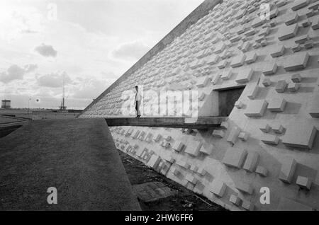 Das Nationaltheater Claudio Santoro, ein Multi-Theater-Gebäude in Brasilia, Brasilien, 1.. November 1968. Entworfen von Oscar Ribeiro de Almeida Niemeyer Soares Filho, bekannt als Oscar Niemeyer im modernen Architekturstil. Stockfoto