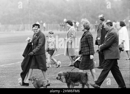 Combermere Cup Final Polo Spiel in Windsor gespielt. Windsor Park besiegte Lowood mit 6 Toren zu 4, um die Trophäe mit Hilfe von Prinz Charles und seinem Vater Prinz Philip zu gewinnen, die beide während des Spiels wichtige Tore erzielten. Ihre Majestät Königin Elizabeth II. Beim Spiel mit ihren Corgi-Hunden, um ihrem Mann und ihrem Sohn beim Wettkampf zuzusehen. Vorne steht ihr 7-Jährig Prinz Andrew. 30.. April 1967. Stockfoto