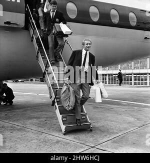 Manchester United kehrt von ihrer amerikanischen und australischen Tour nach Hause zurück. Brian Kidd und Denis Law. 5.. Juli 1967. Stockfoto