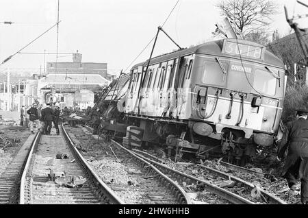 Der Eisenbahnunfall von Stechford 1967 ereignete sich am 28.. Februar 1967 am Bahnhof Stechford in der Gegend von Stechford in Birmingham, England. Hauptursache - Treiberfehler. Sekundäre Ursache - Shunter-Fehler. Ergebnis Nebeneinanderprall, Entgleisung, Kollision mit der Struktur. 9 Tote, 16 Verletzte. Eine Diesellokomotive der Baureihe 24 war mit einem Ballastzug am Stechford-Nebengleise angekommen. Dies sollte nach Nuneaton zurückkehren und so musste die Lokomotive um den Zug fahren. Es gab zu viele Waggons, um die Rundlaufschleife zu verwenden, so dass der Head Shunter beschloss, die Lok über die m herumzufahren Stockfoto