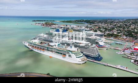 Luftdrohnenaufnahme von Kreuzfahrtschiffen, die am Heritage Quay in St. John's angedockt sind. Antigua und Barbuda. Stockfoto