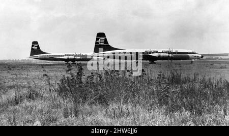 British Eagle International Airlines eine große unabhängige britische Fluggesellschaft, die von 1948 bis zu ihrer Auflösung im Jahr 1968 operierte. British Eagle und seine Schwestergesellschaften haben den Handel am 6.. November 1968 um Mitternacht aufgrund wachsender finanzieller Probleme eingestellt und zwei Tage später freiwillig aufgelöst. Unser Bild Zeigt ... Zwei Flugzeuge des Typs British Eagle parkten am Flughafen Liverpool Speke, Donnerstag, 7.. November 1968. Stockfoto