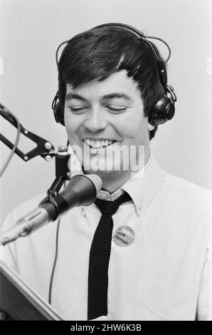 Tony Blackburn, der 22-jährige Disc Jockey, in seinem Studio bei Radio Luxemburg, präsentiert seine Radiosendung. Tony Blackburn startete kürzlich BBC, Radio One startete auf 7am. Freitag, 30.. September 1967. Bild aufgenommen am Samstag, 1.. Oktober 1967 Stockfoto