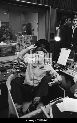 Tony Blackburn, der 22-jährige Disc Jockey, beendet seine Sendung der allerersten Show auf BBC Radio One. Die BBC, Radio One startete auf 7am. Freitag 30.. September 1967 Foto aufgenommen Freitag 30.. September 1967 Stockfoto