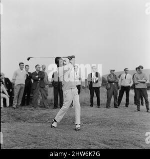 Der südafrikanische Golfer Sewsunker Sewgolum im Stalybridge Stamford Golf Club nahm an einem Einladungsspiel gegen zwei der besten Spieler des Clubs, Barry Sidebottom und Colin C Gill, Teil, um sich auf die bevorstehenden British Open vorzubereiten. Als Partner von Swegolum war Mike Hoyle. 14.. Juli 1967. Stockfoto