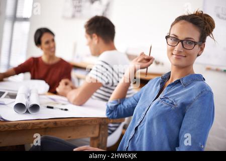 Zeit, ein paar eigene Ideen einzubringen. Aufnahme einer Gruppe junger Designer, die in einem Büro zusammenarbeiten. Stockfoto