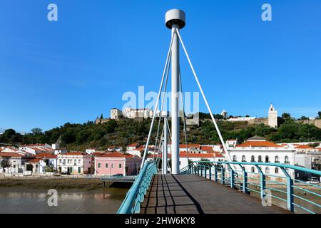 Alcacer do Sal Burg und Fußgängerbrücke über den Sado Fluss, Lissabon Küste, Portugal Stockfoto