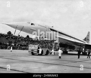 Der britische Concorde 002-Prototyp wird aus seinem Aufhänger, in dem er im Werk der British Aircraft Corporation in Filton, Bristol, gebaut wurde, ausgerollt. Vor dem Erstflug wird er noch mehr getestet. 12.. September 1968. Stockfoto