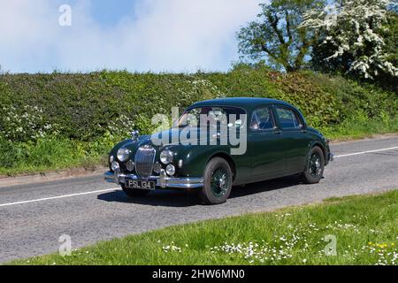 1959 50s fünfziger Jahre grüne Jaguar 3781cc Benzin-Luxuslimousine auf dem Weg zur Capesthorne Hall classic May Car Show, Ceshire, Großbritannien Stockfoto