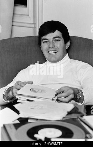 Tony Blackburn, der 22-jährige Disc Jockey, in seiner Wohnung in Knightsbridge, London, entspannt mit seinen Platten. Tony Blackburn startete kürzlich BBC, Radio One startete auf 7am. Freitag, 30.. September 1967. Bild aufgenommen am Samstag, 1.. Oktober 1967 Stockfoto