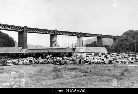 Walnut Tree Viaduct, ein Eisenbahnviadukt oberhalb des südlichen Dorfs von Taffs Well, Cardiff, South Wales, Freitag, 20.. September 1968. Aus Ziegelsteinsäulen und Stahlgitterträgern Spannweiten. Stockfoto