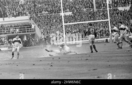 Leeds 11-10 Wakefield Trinity, Rugby League Challenge Cup Finalspiel im Wembley Stadium, London, Samstag, 11.. Mai 1968. Das Spiel wird auch als WaterSplash Final bekannt, da der Zustand des wasserprotokollierten Platzes durch schwere Regengüsse sowohl vor als auch während des Spiels verursacht wurde. Stockfoto