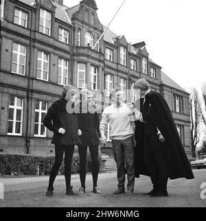 Der britische Schauspieler und Sänger Gary Miller mit seinen drei Kindern Jonty (links), Kit (2. links) und Pip (rechts) vor der Alleyn's School in Dulwich, bevor sie das berühmte Shakespeare-Stück 'Hamlet' inszenieren.12.. März 1967. Stockfoto