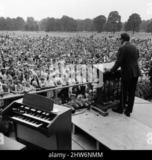 Billy Graham ging heute zu einem kurzen Treffen im Hyde Park neben Speakers Corner unter freiem Himmel. 1.. Juli 1967. Stockfoto