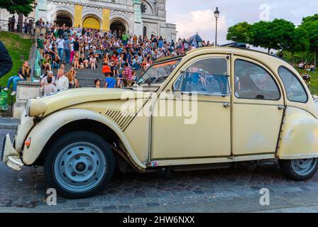 Paris, Frankreich, Vintage French Citroen Car, (2CV, 1970er Jahre) große Menschenmengen, Touristen, die Montmartre besuchen, Menschenmenge auf der Treppe, Sacre Coeur Kirche, french Cars Retro Stockfoto