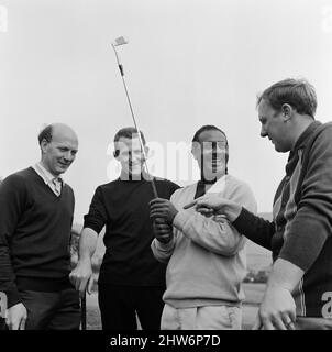 Der südafrikanische Golfer Sewsunker Sewgolum im Stalybridge Stamford Golf Club nahm an einem Einladungsspiel gegen zwei der besten Spieler des Clubs, Barry Sidebottom (zweiter links) und Colin C Gill, Teil, um sich auf die bevorstehenden British Open vorzubereiten. Als Partner von Swegolum war Mike Hoyle. 14.. Juli 1967. Stockfoto