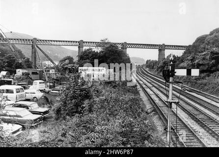 Walnut Tree Viaduct, ein Eisenbahnviadukt oberhalb des südlichen Dorfs von Taffs Well, Cardiff, South Wales, Freitag, 20.. September 1968. Aus Ziegelsteinsäulen und Stahlgitterträgern Spannweiten. Maberly Parker Limited. Stockfoto