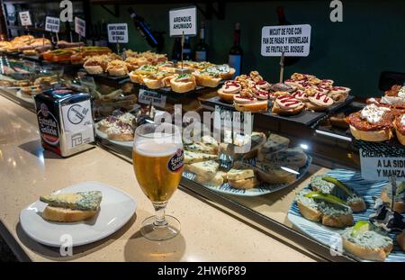 Schöne Präsentation von Tapas / Pintxos in einer traditionellen Bar in Bilbao Spanien Stockfoto