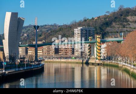 Blick auf den Fluss Nervion in Richtung der Brücke Salbe zubia/puente de La Salve, die sich neben dem Guggenheim Museum in Bilbao, Spanien, befindet Stockfoto