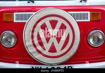 Vorderansicht eines klassischen VW-Transporters mit Reserverad und VW-Logo Stockfoto