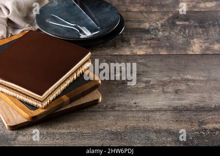 Opera Cake Dessert Scheibe auf Holztisch Stockfoto