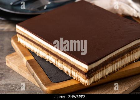 Opera Cake Dessert Scheibe auf Holztisch Stockfoto