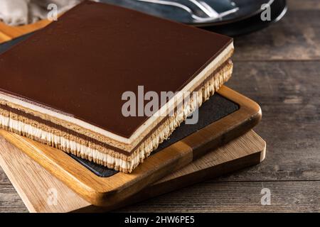 Opera Cake Dessert Scheibe auf Holztisch Stockfoto