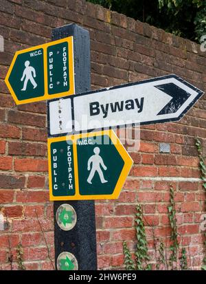 Öffentliche Fußweg- und Byway-Schilder in der englischen Landschaft Stockfoto