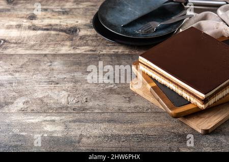 Opera Cake Dessert Scheibe auf Holztisch Stockfoto