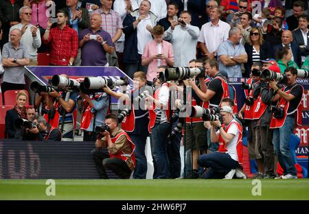 Sportfotografen warten darauf, dass die Manager und Teams auf den Platz kommen, bevor das Barclays Premier League-Spiel zwischen Crystal Palace und Arsenal im Selhurst Park in London ansteht. 16. August 2015. James Boardman / Telephoto Images +44 7967 642437 Stockfoto