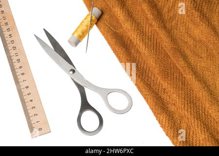 Werkzeuge und Material zum Nähen, Garn, Nadel, Scheren Stoff Stockfoto